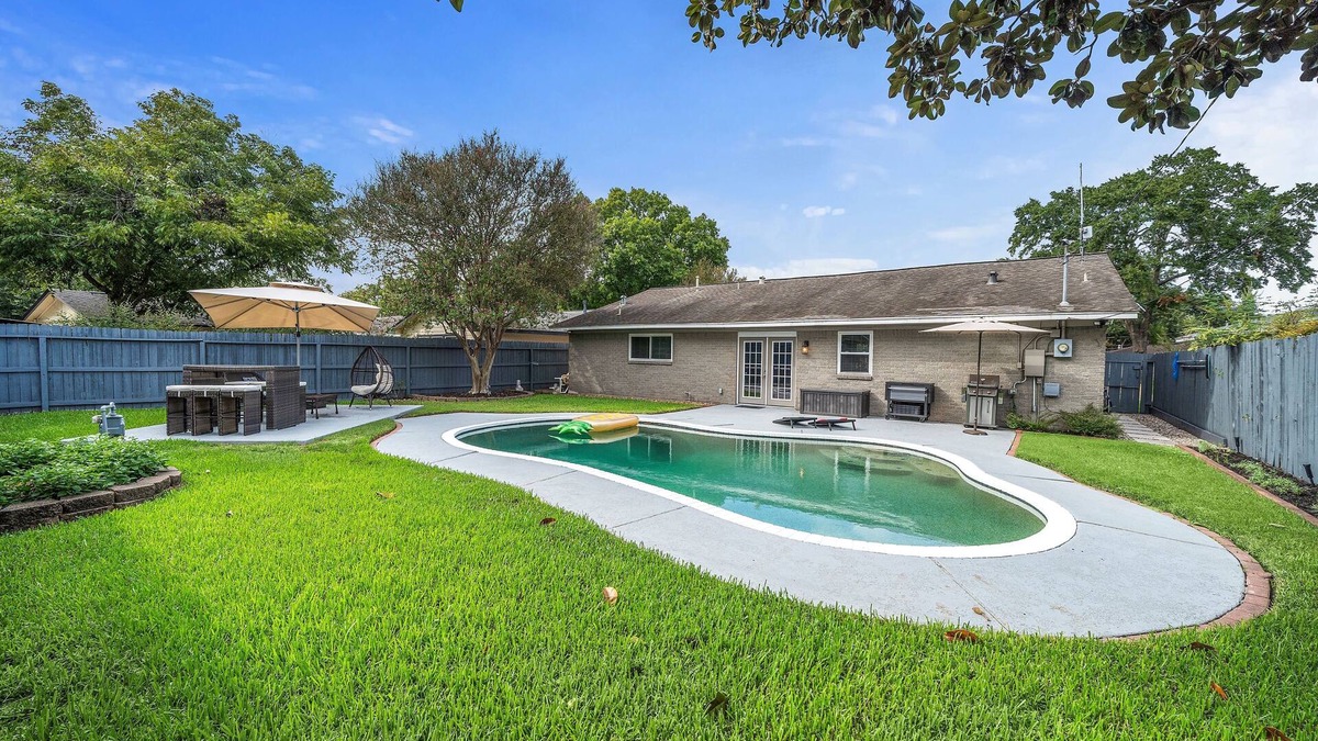 Garden Oaks House | Pool Home Nr Heights, DT | Games WiFi | BBQ Yard
