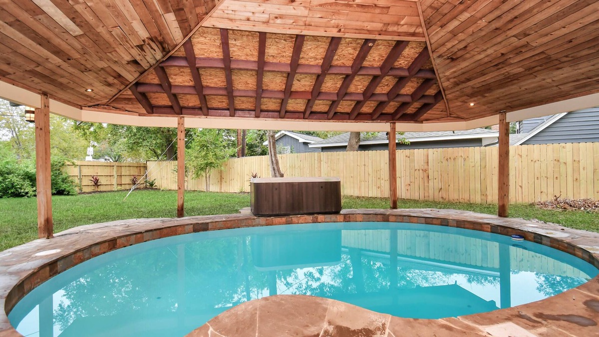 Pearland House | Pool & Hot Tub - 4 BR Luxury Home in Friendswood! Close to top attractions!