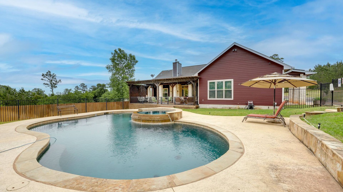 Bastrop House | Pool & Hot Tub in Sunny Smithville Getaway!