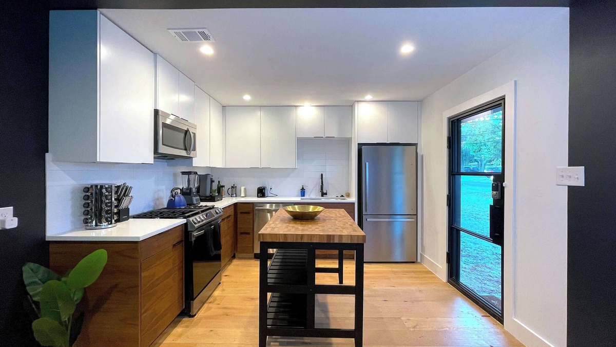 MLK House | Pool & Hot Tub + Lawn Games - 6min drive to 6th St