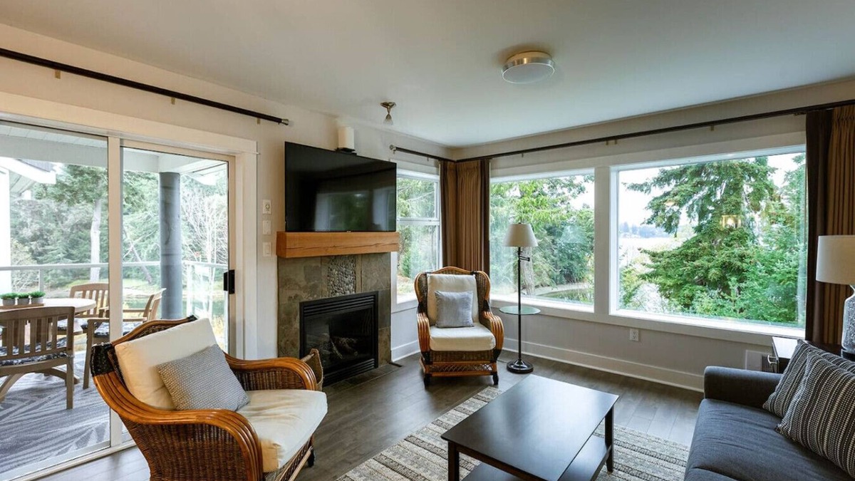 Regional District of Nanaimo Apartment | Pool Hottub Kayaks BBQ Tides & Tranquility Suite A