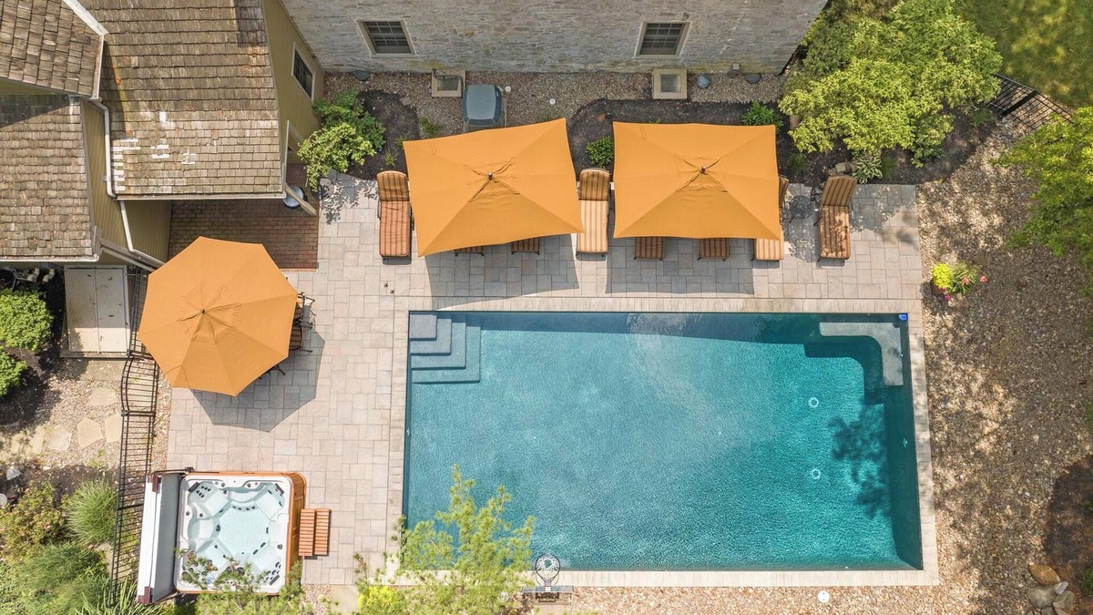 Mount Joy House | Pool HotTub Pickleball Golf Arcade Firepit Fishing