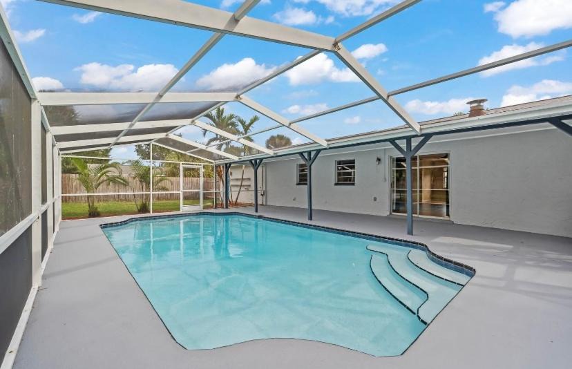 West Melbourne House | Pool house near beach