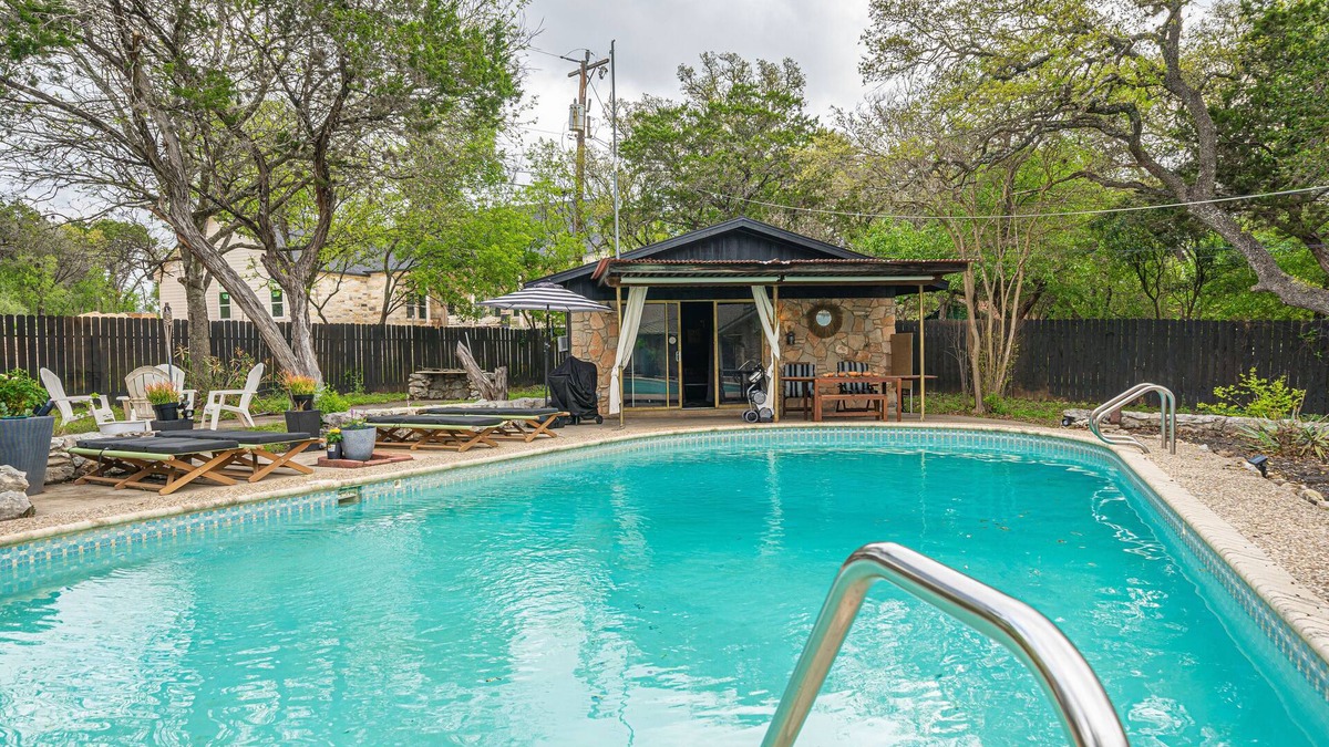 Helotes House | Pool House-Near La Cantera, Helotes, Floore’s, The Rim, Sea World, Fiesta Texas.