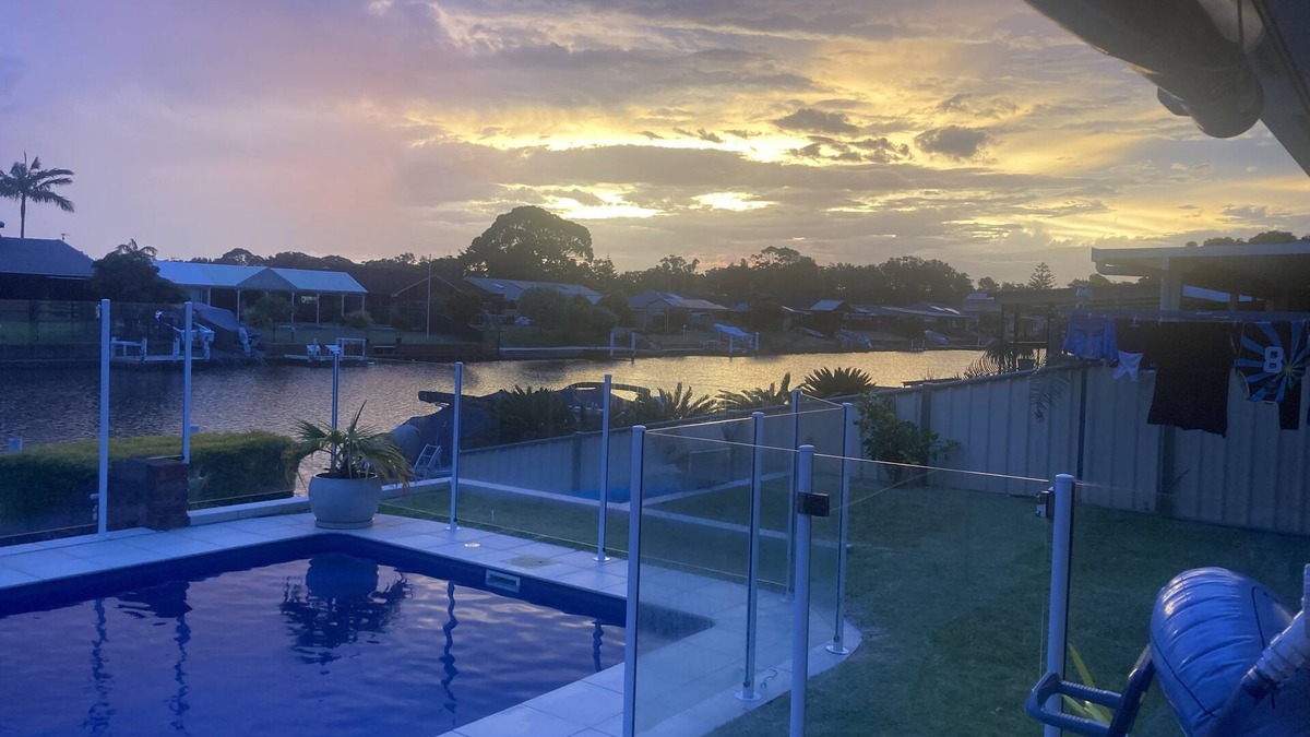 Forster House | Pool house on the canal, private Jetty, Wifi