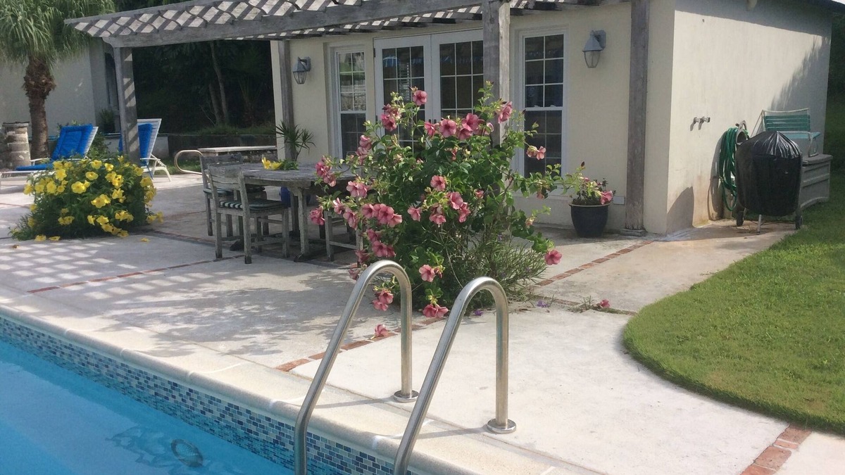 Smith's Cottage | Pool House Studio In A Garden Setting + EV chargers