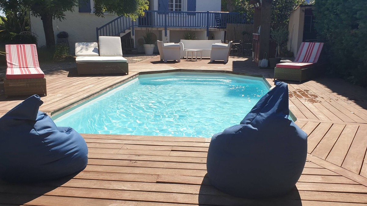 Quarante House | Pool house surrounded by vineyards