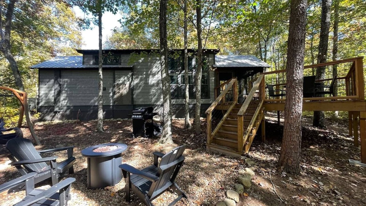 Menlo House | Pool I River l Kayaks l Trails