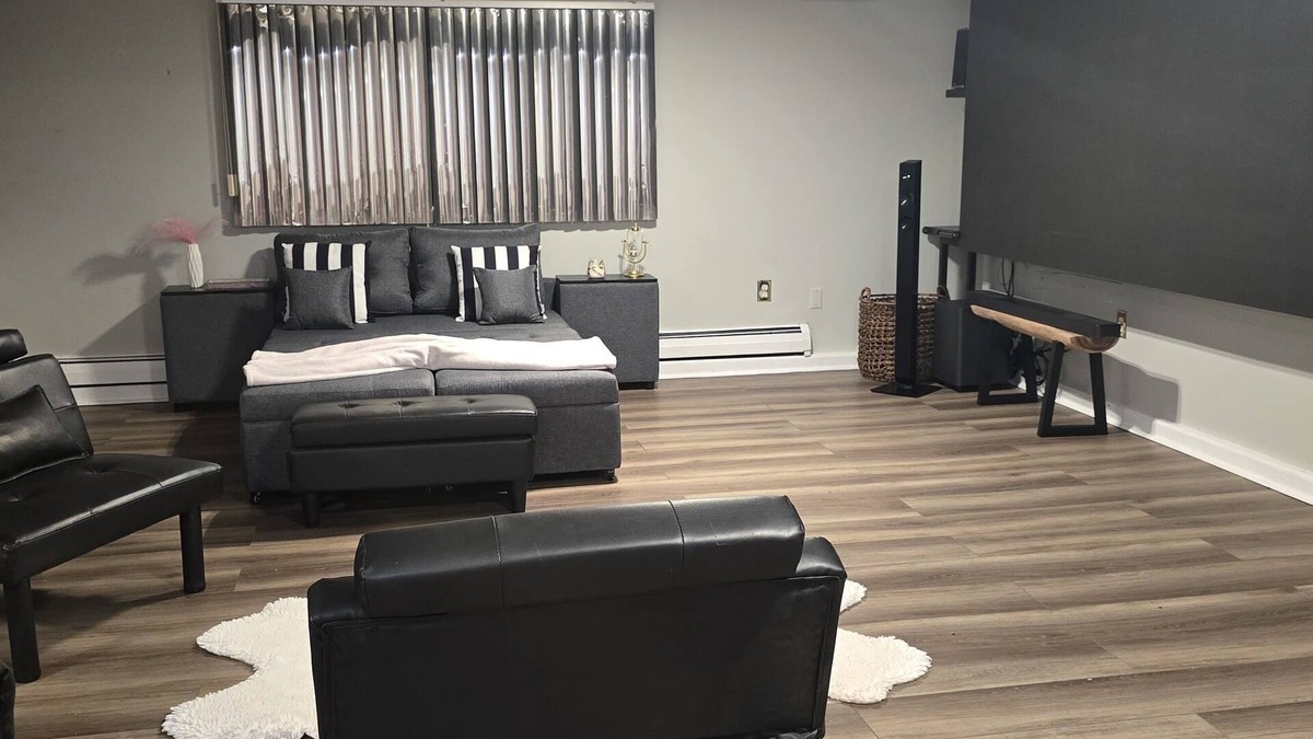 Wakefield House | Pool & Jacuzzi Escape near Boston, Salem & Marketstreet Lynnfield