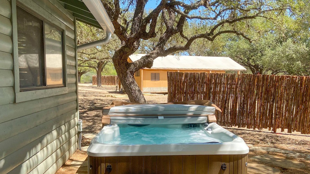 Ingram Cabin | Pool l Firepit l River l Lake l HOT TUB l Cabin