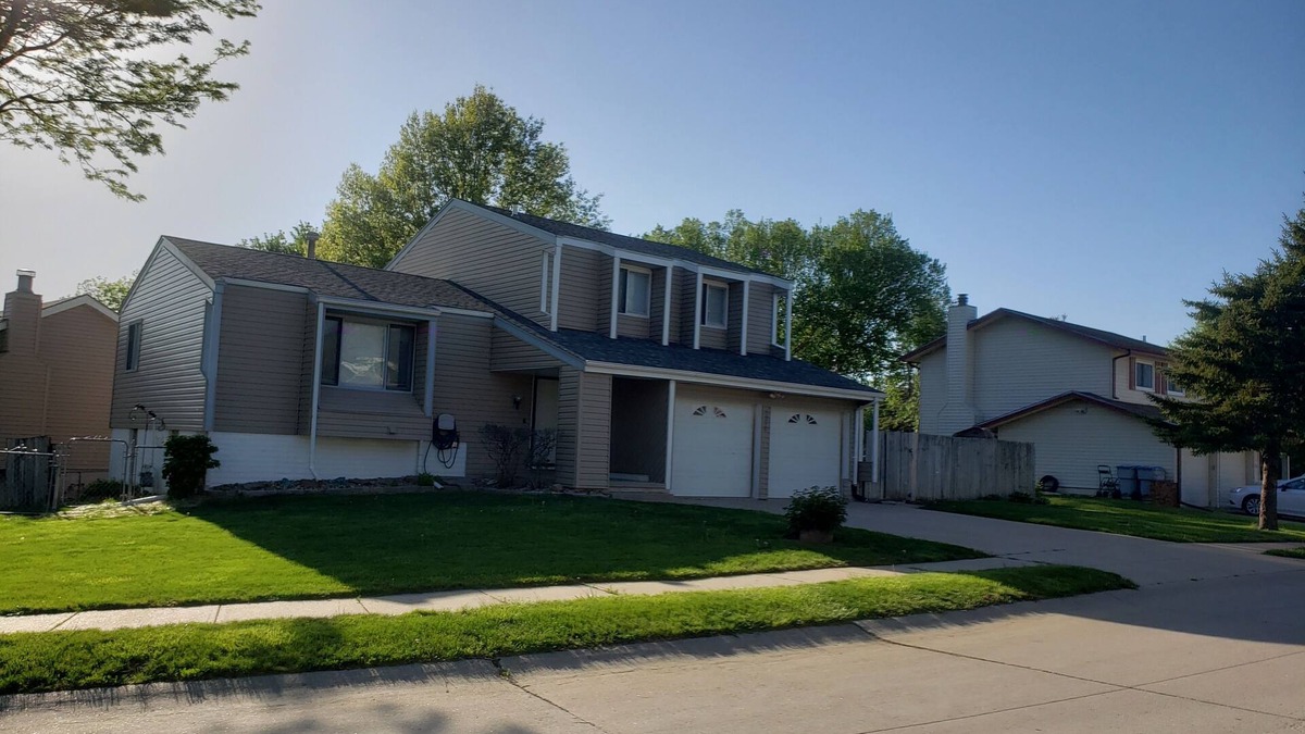 Chalco House | pool & nice S.W. Omaha home! easy access to I-80 hwy