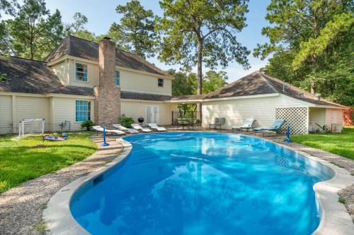 Ponderosa Forest House | Pool Oasis Games Wifi Bbq Yard Sleep 16