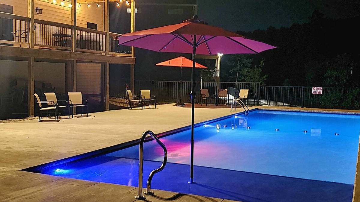 Branson House | Pool Opens March 10! Private Pool, Hot Tub, Arcade & more!
