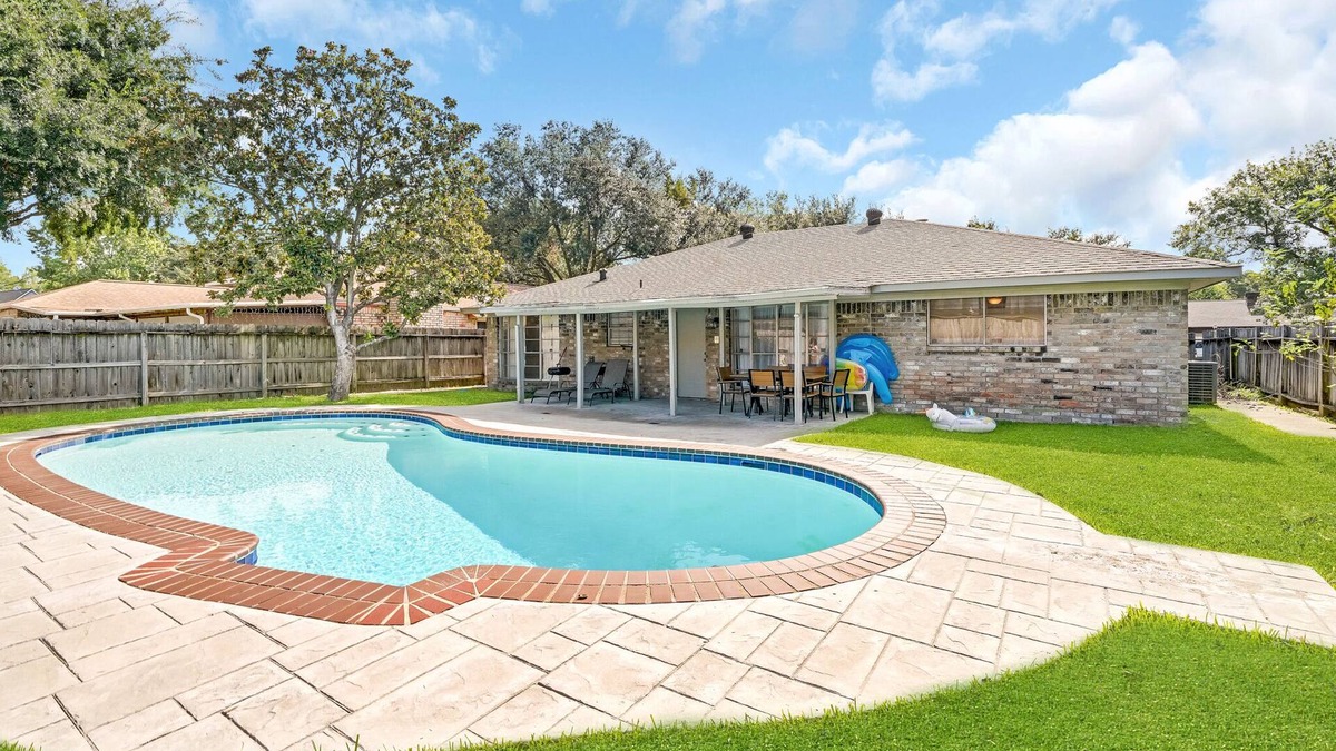Cloverleaf House | Pool-Outdoor Kitchen, Pool table,Spa, Sleeps 12. Weekly & Monthly discounts.