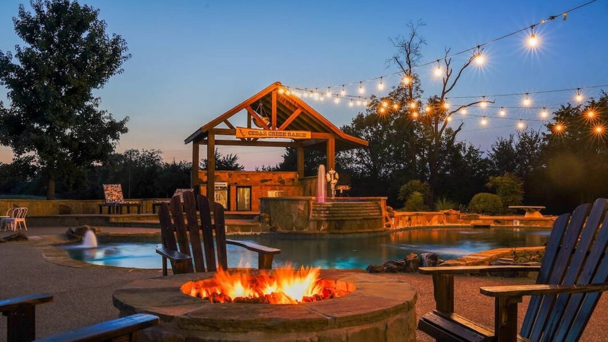 Kemp House | Pool,Pickle ball Courts , Sleeps Lrg Grp, Hot tub , Sauna Minutes from Lake