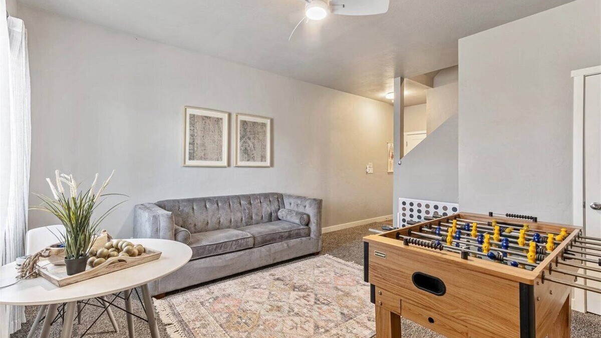 Vineyard House | Pool, pickle ball, Pet Friendly! 30+ day welcome!