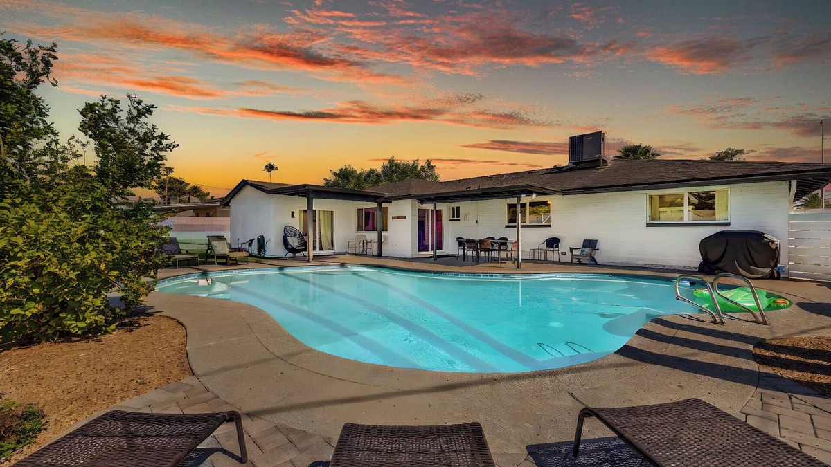 Village Grove House | Pool & Putting Green - Minutes to Old Town Scottsdale & Perfect for Groups!