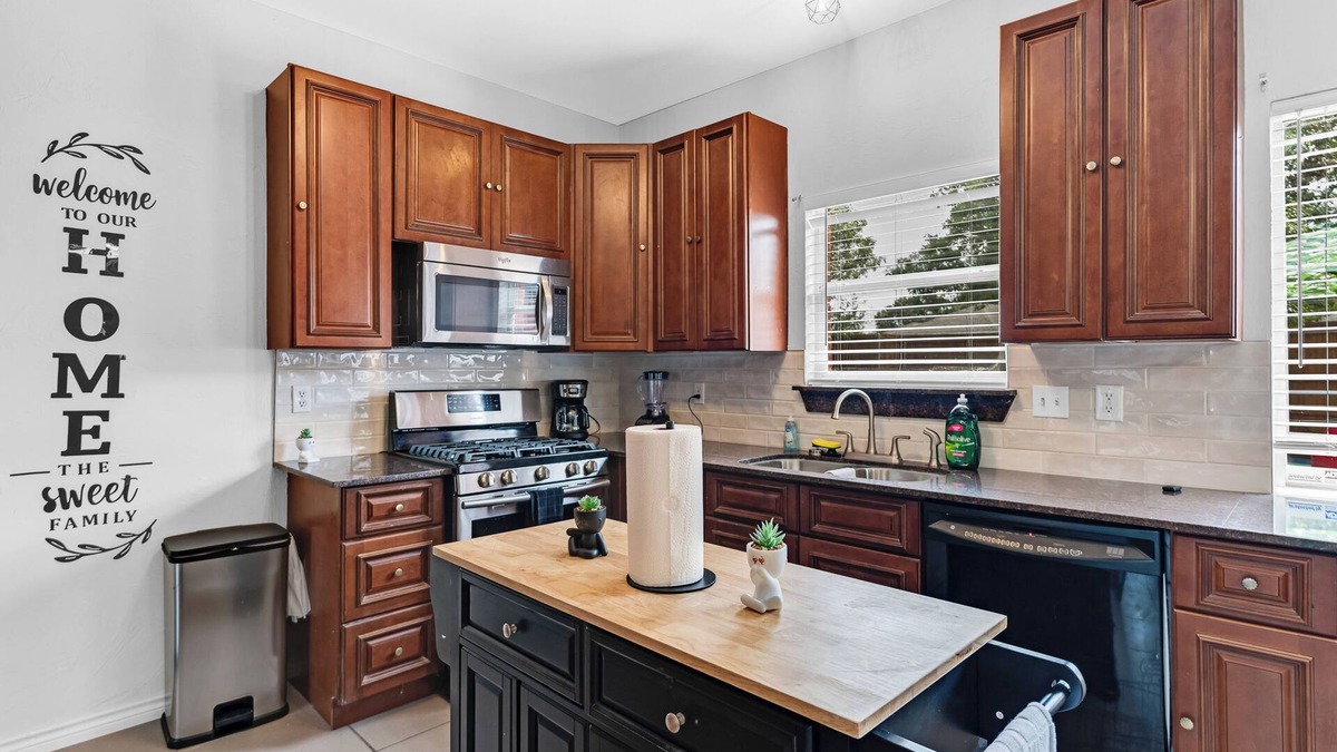 Rowlett House | Pool retreat 5BA 2.5BA 4 King bed near lake