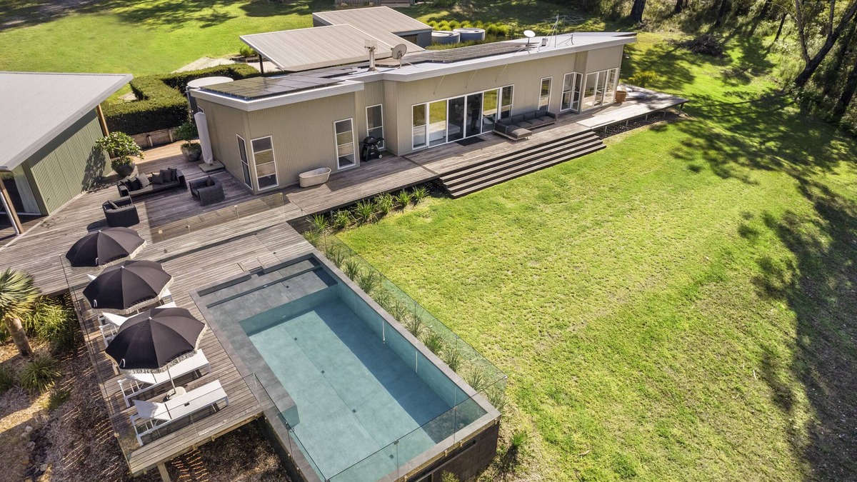 Conjola House | Pool, Sauna, Cold Plunge, Gym on 5 acres. Minutes to national park and Beaches