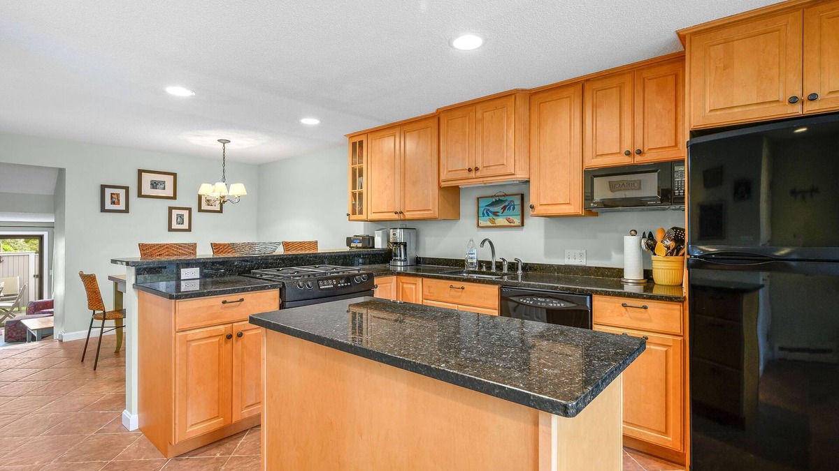 Hyannis Condo | Pool Side condo. private beach. 2 bedroom 2.5 bath, sleeps 4+