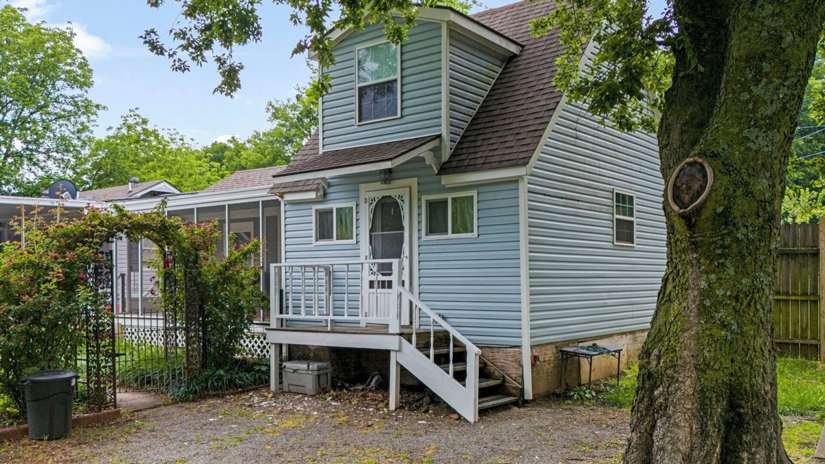 Adair House | Pool Side Guest House On Lake Hudson Near Pryor