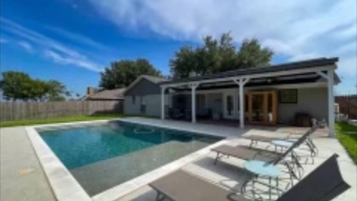 Benbrook House | Pool Spa 3-bedroom house with WiFi and AC in Benbrook
