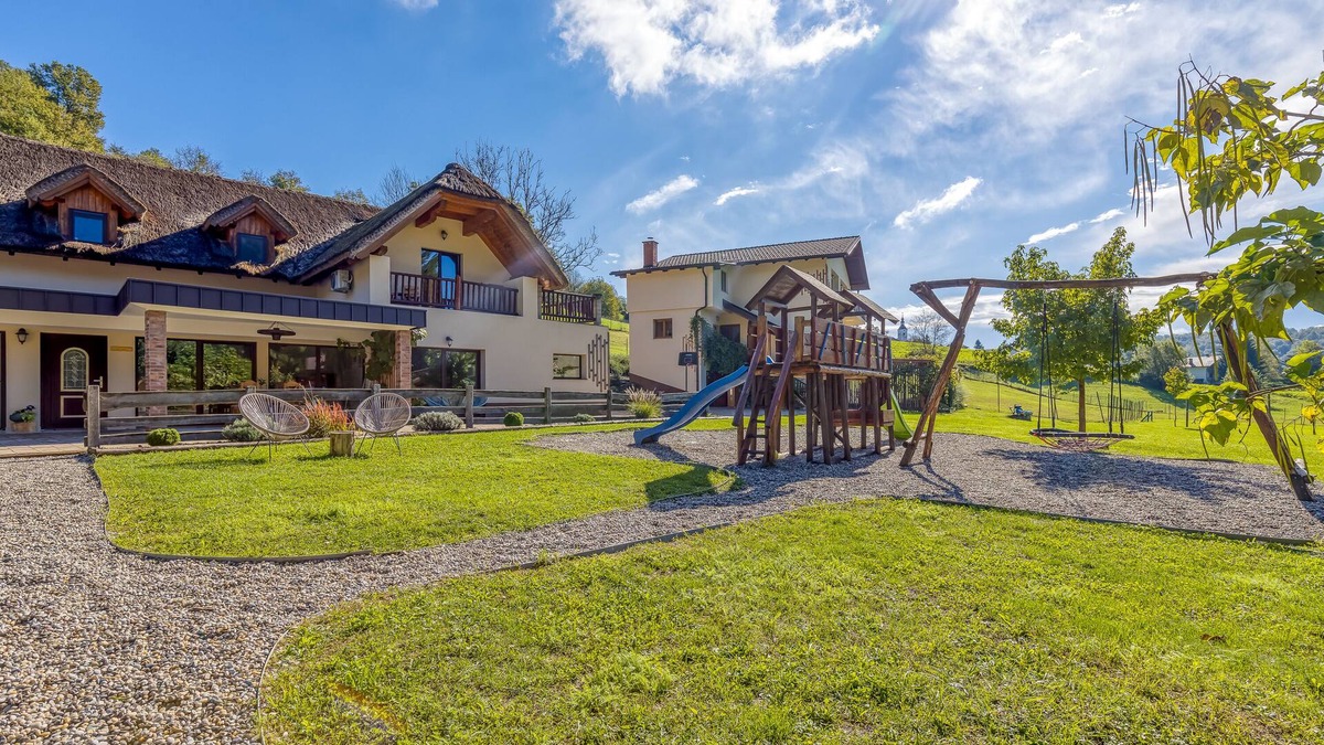 Smarje pri Jelsah Apartment | Pool Suite Sunflower, Podplat, Slovenia