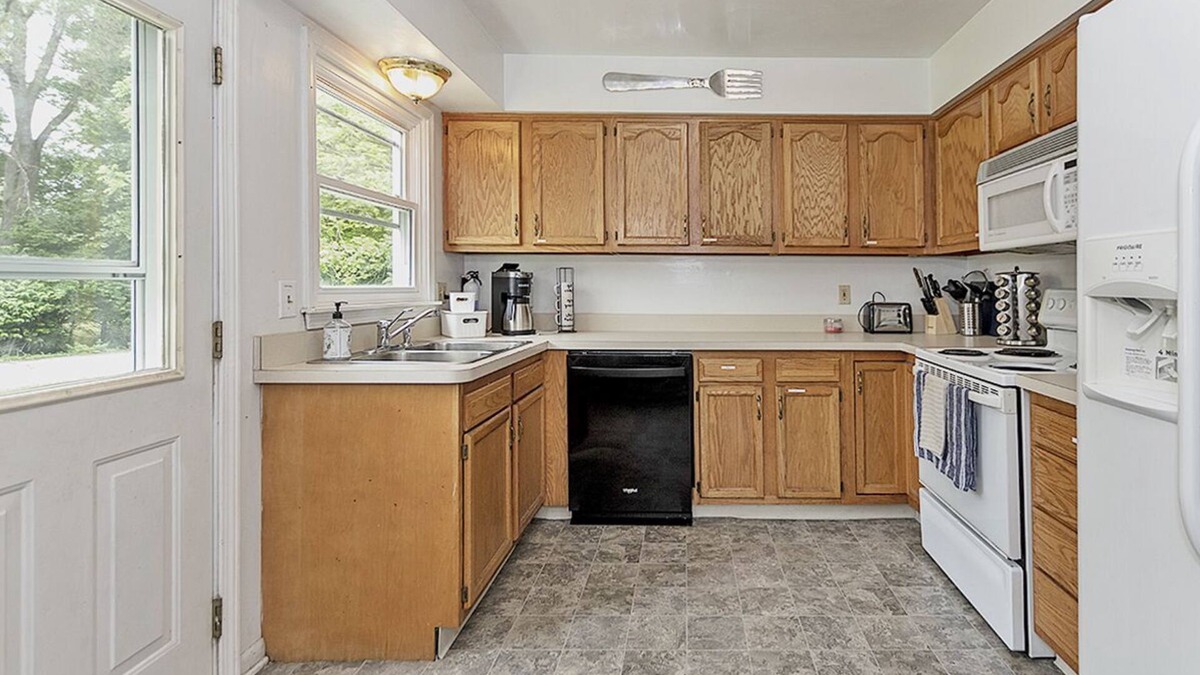 East Lansing House | Pool Table, 5 Queen beds, Large Groups, 2min->MSU