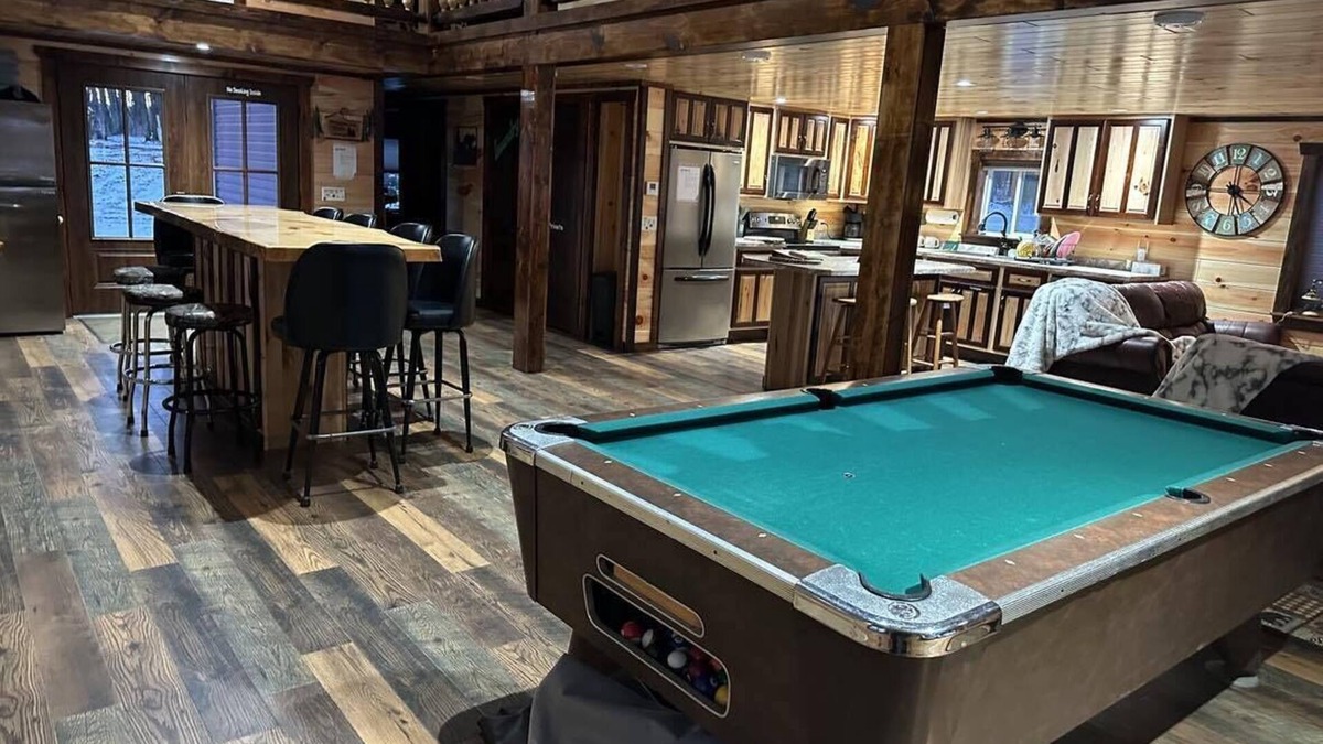 Milan Cabin | Pool Table! Pet Friendly! Lakeside!-Unique Getaway!