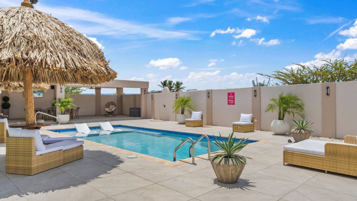 Ponton House | POOL TABLE * PRIVATE POOL * SLEEPS 16
