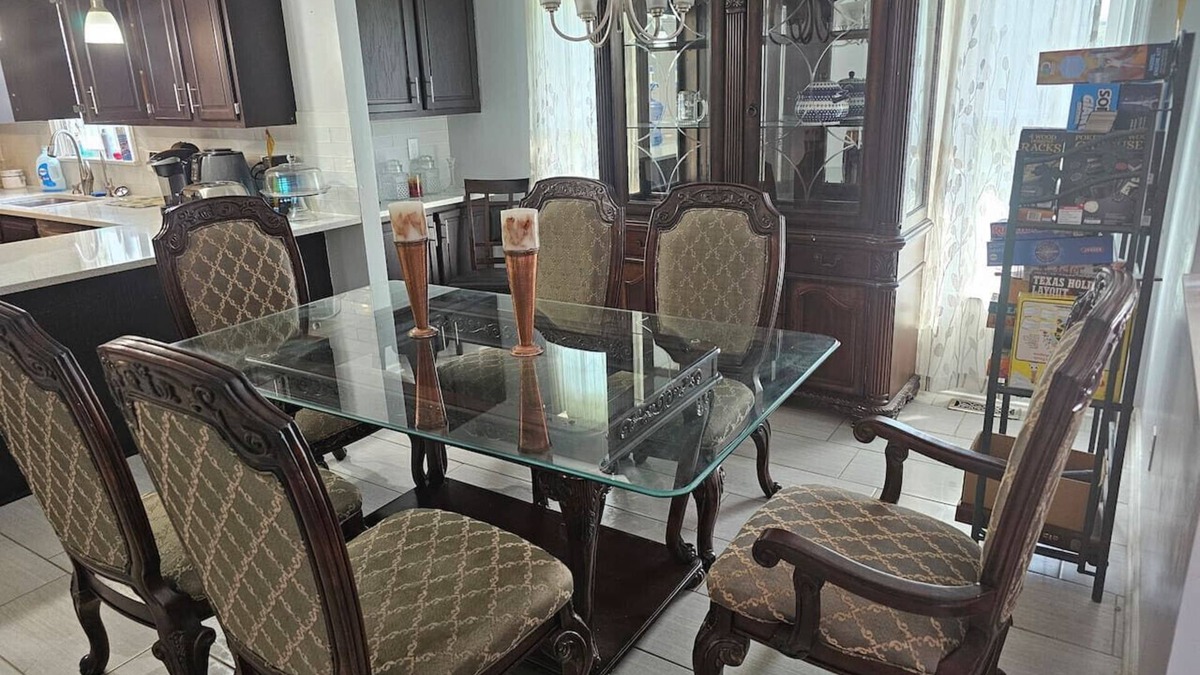 Fredericksburg House | Pool Table Wifi Fireplace Mins to Hospitals no hottub
