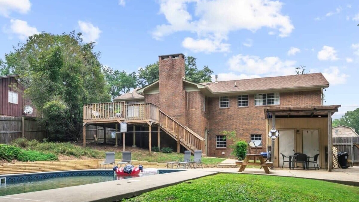 Birmingham House | Pool & Two Kitchens! Family Friendly in Forestdale