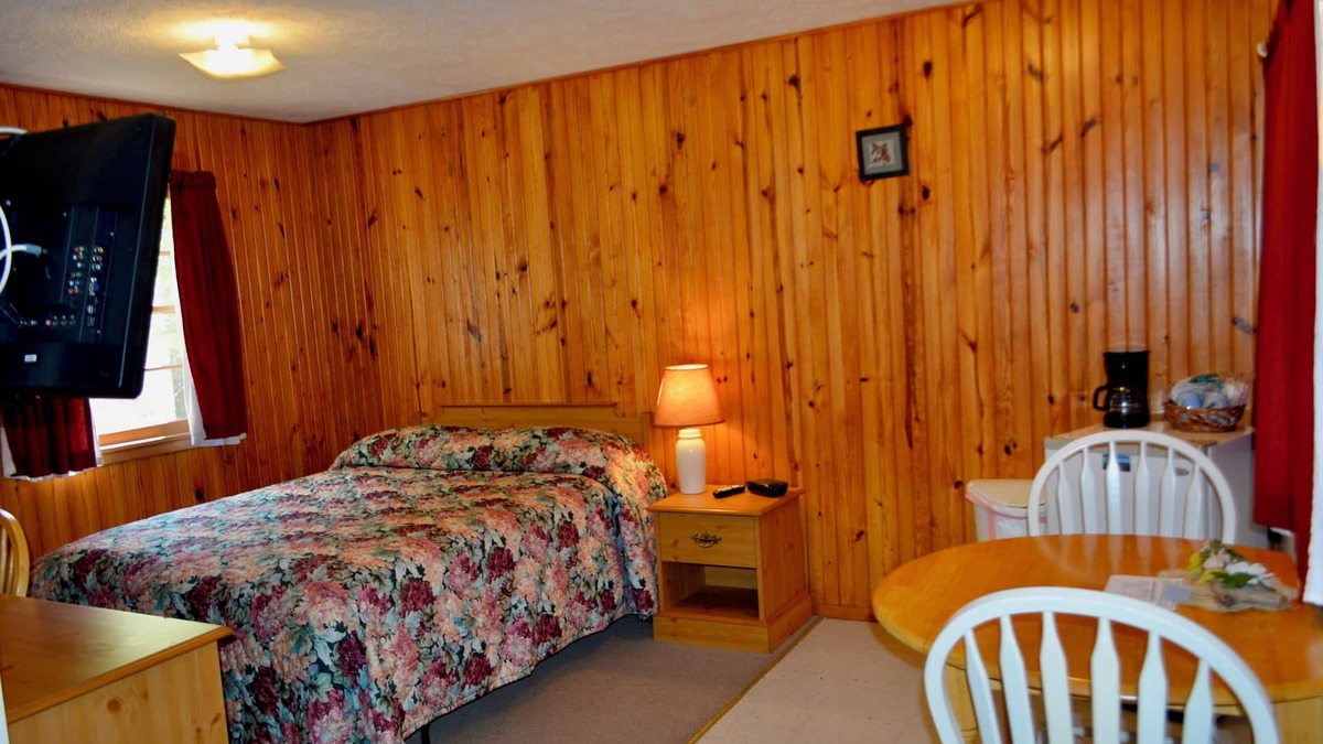 Bull Shoals Resort | Pool View Queen Bed.