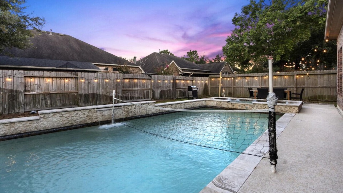 Lake Houston House | Pool Volleyball Oasis |Sleeps 18