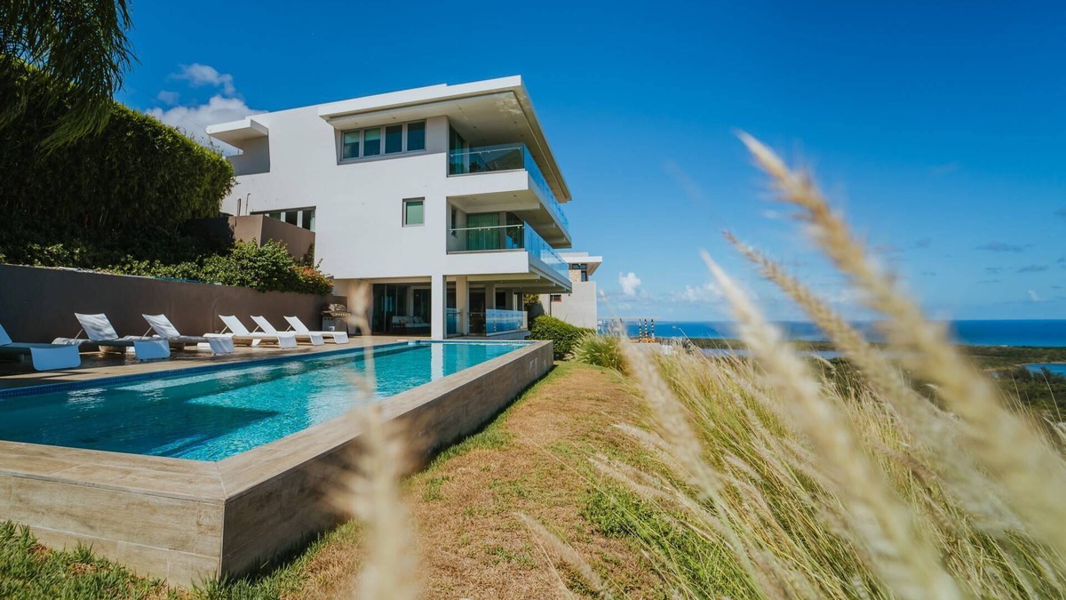 Cabezas House | Pool, Walk out Patio Area w/Kitchen,Great for Families,WIFI, Large Villa, Close to Seven Seas Beach