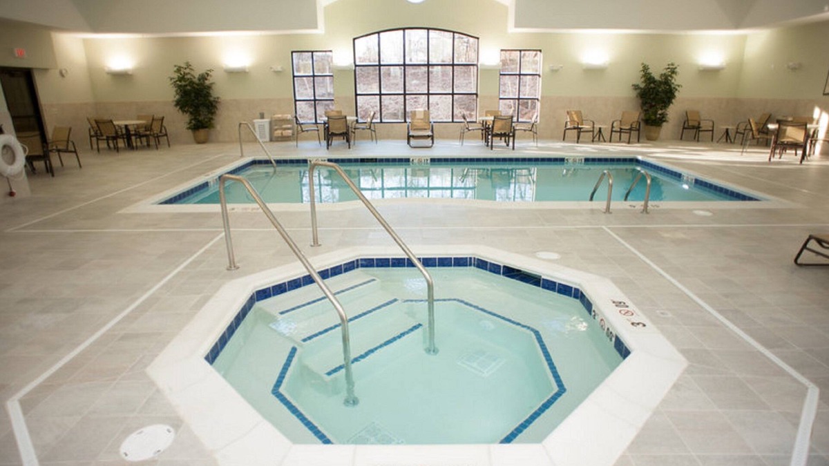 North Wales Condo | Pool & Whirlpool. Great King Suite!