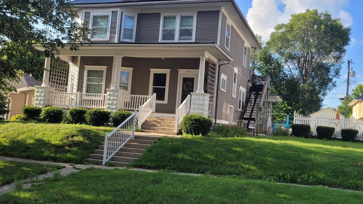 Dyersville House | Pool with 5 beds downtown