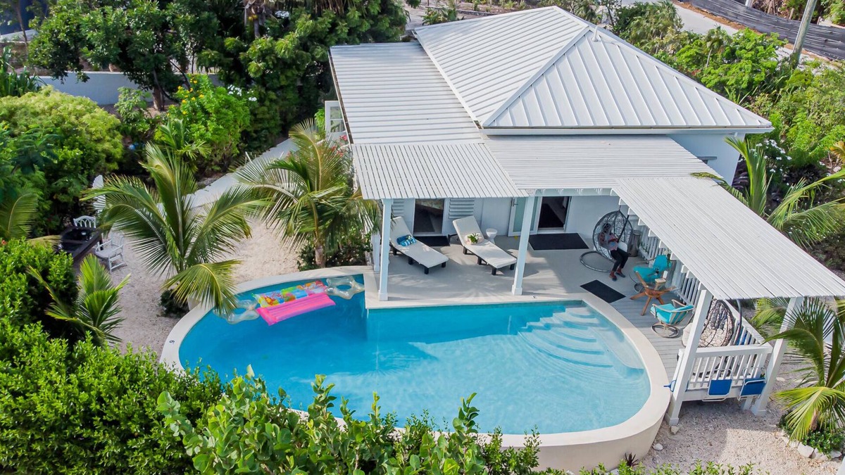 The Bight House | Poolhouse By The Beach - 3 Minute Walk to Grace Bay Beach. Private villa