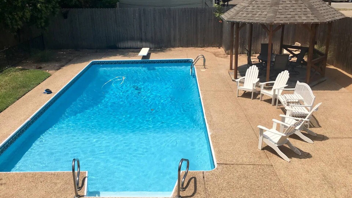 Austin Ave. Apartment | Poolhouse studio, historic neighborhood