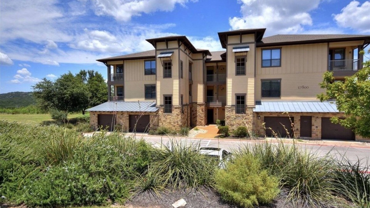 Leander Condo | Pools, lake, pickle ball, golf cart, trails, private patio, dog friendly & more!
