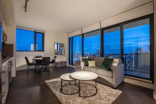 Connaught House | Poolside Bliss w Rocky MTN & Tower Views - FREE Banff Pass, Outdoor Pool, Parking, Gym, & Wine!