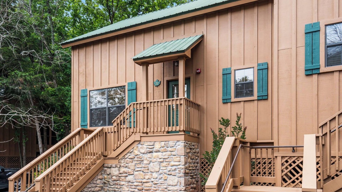 Branson Cabin | Poolside Cabin Getaway in Branson