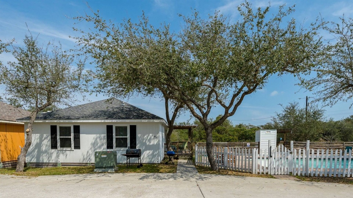 Rockport Cottage | Poolside Coastal Cabana