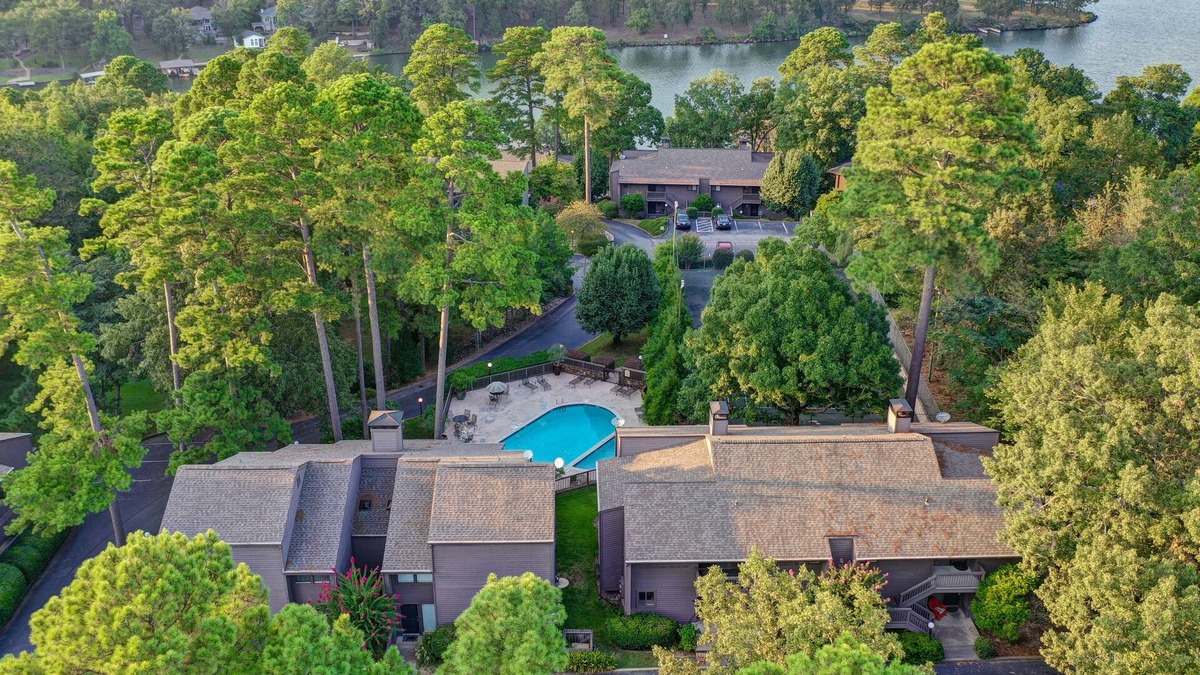 Lake Hamilton Condo | POOLSIDE Condo Perfect for a Family Getaway