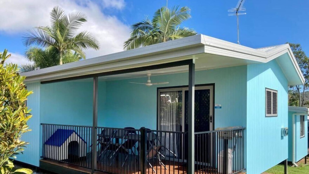 Tinaroo Villa | Poolside Deluxe Villa 2 BR - Fully self-contained, 1 Queen, 1 Sofa, 2 Single Beds