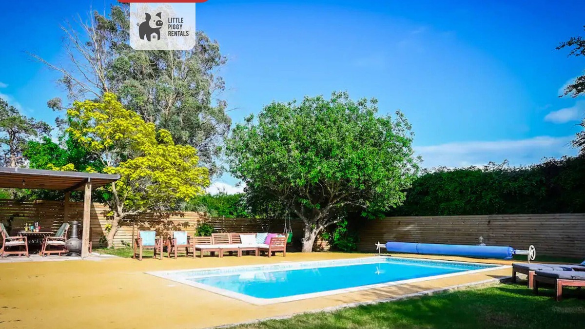Luton House | Poolside Family Escape | Luton