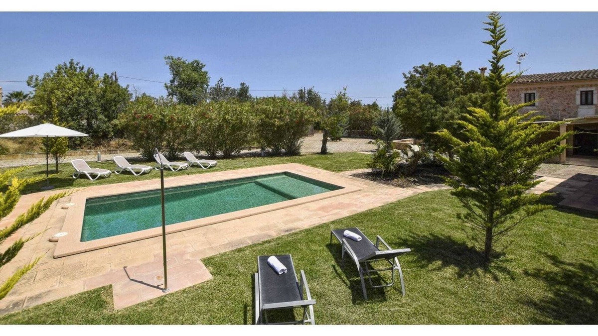 Buger House | Poolside Garden Retreat in Búger