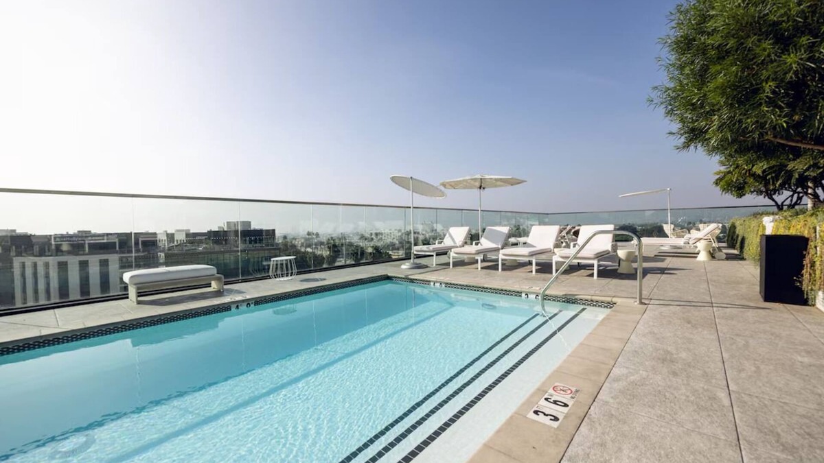 Hollywood House | Poolside Getaway in Hollywood with Rooftop & Pet-Friendly Property