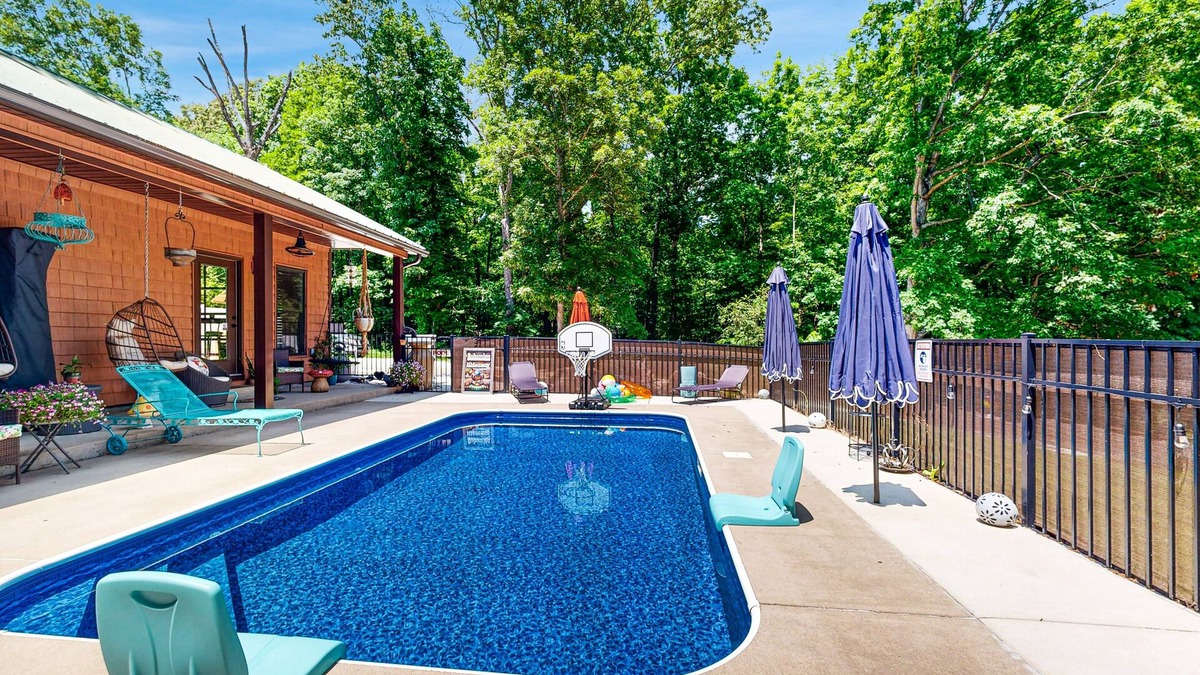 Muscle Shoals Apartment | Poolside guest house with ping pong & washer/dryer near Tennessee River