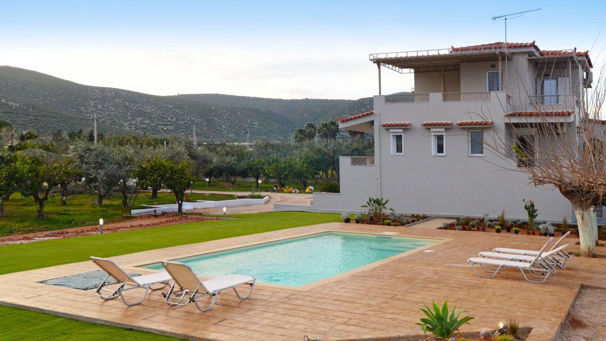 Marathon Villa | Poolside Lush Retreat